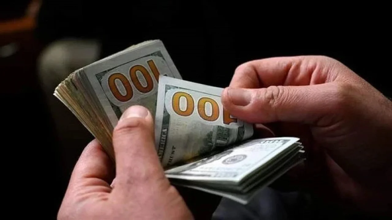 تجاوز 150 ألف دينار.. أسعار صرف الدولار في العراق تسجل أرقاماً جديدة بالأسواق المحلية